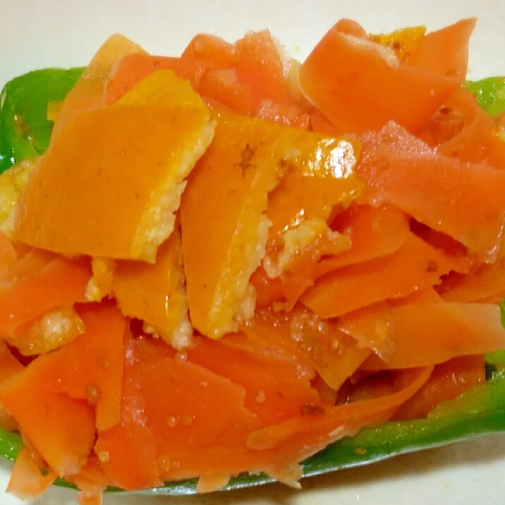 「食べきり」 にんじん皮と蜜柑皮のせピーマン